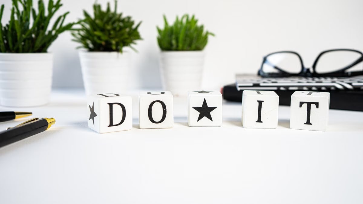 Inspiring office scene with 'Do It' blocks and plants, perfect for motivation.